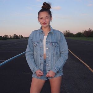SOLD ⭐️ NEW Levi’s Jean Jacket